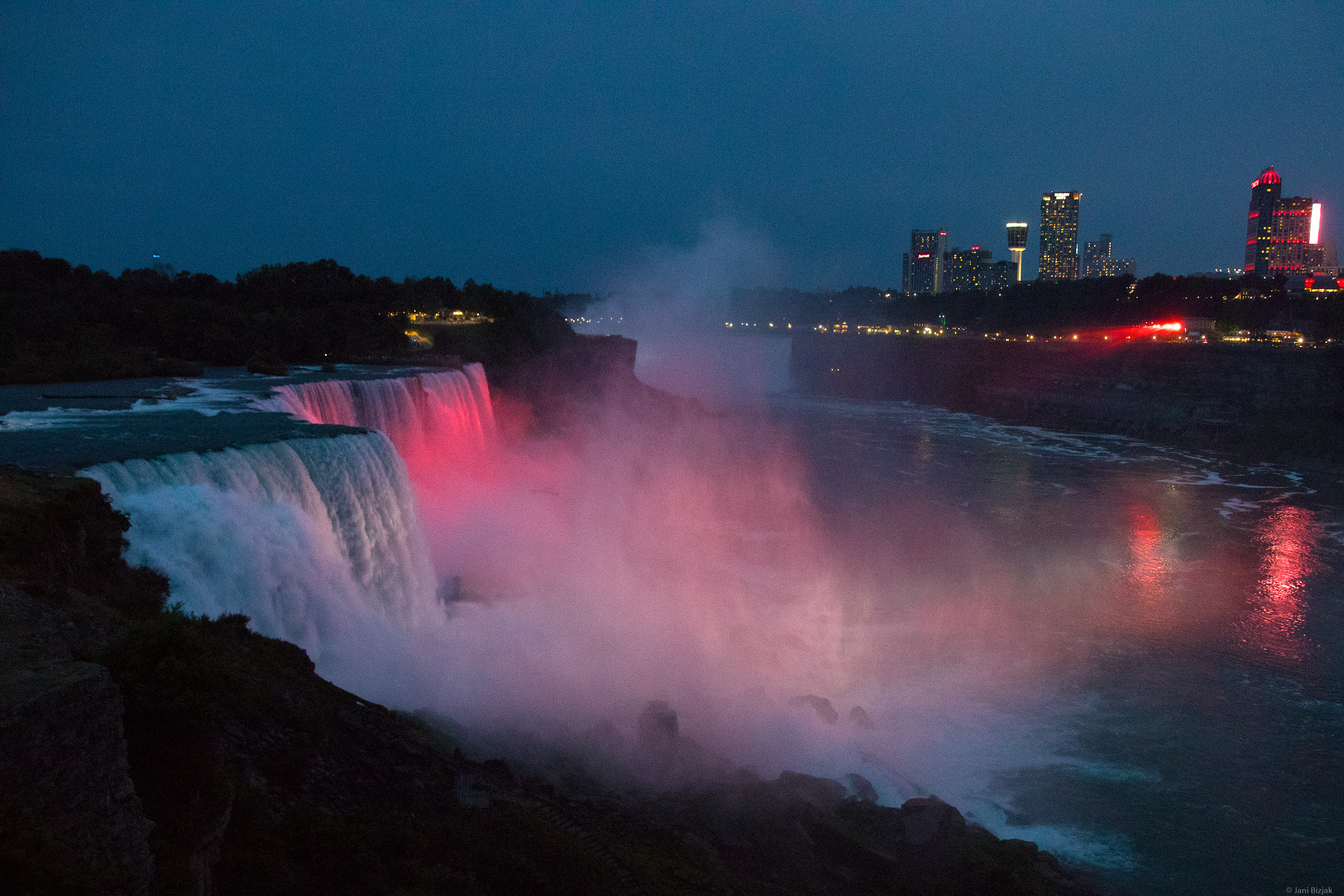 Niagara falls in the evening.