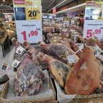 Just across the street of the albergue there was a big supermarket. We still don't know how this was so cheap. It's usually at least 20€ / kg for the worst quality here in Slovenia. Not to mention Iberian prosciutto, which goes for over 100€  / kg