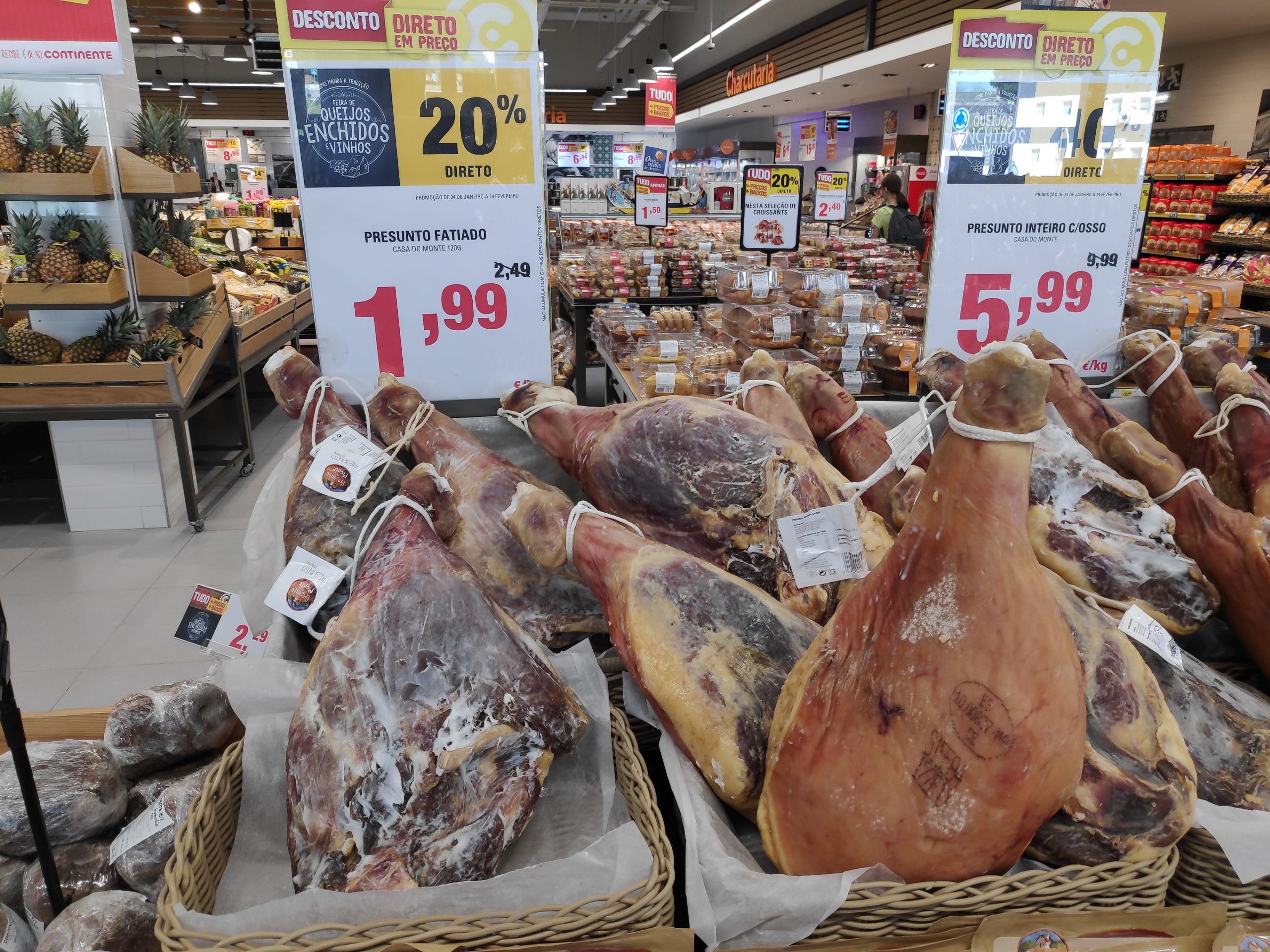 Just across the street of the albergue there was a big supermarket. We still don't know how this was so cheap. It's usually at least 20€ / kg for the worst quality here in Slovenia. Not to mention Iberian prosciutto, which goes for over 100€  / kg